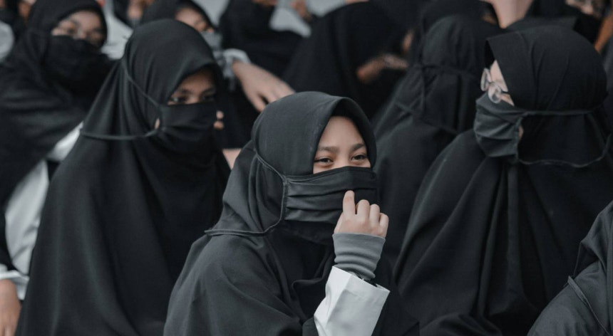 Burcas e véus. Parlamento aprova proibição de "roupas destinadas a ocultar o rosto" em espaços públicos