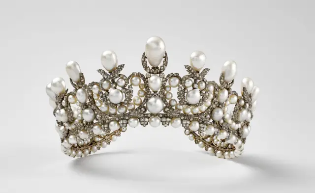 Una tiara de ouro com diamantes e pérolas