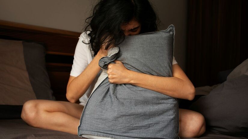 Um dos riscos é a saúde cardiovascular, segundo a Associação Norte-Americana do Coração, a má qualidade de sono é um fator de risco para infarto e AVC. Interrupções ao sono costumam alterar o ritmo circadiano, mecanismo que funciona como um relógio interno que determina a hora de dormir ou de acordar. Também interfere em funções cardiovasculares, como a frequência cardíaca e a pressão arterial/ Solving Healthcare/Unsplash