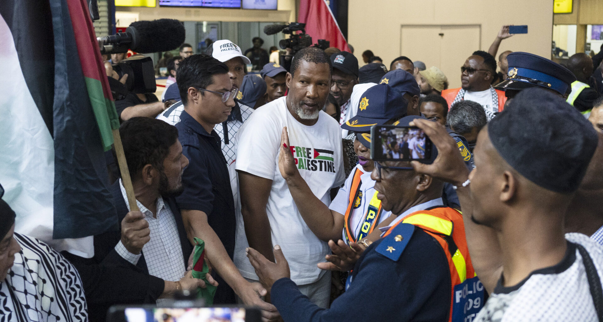 Ativistas sul-africanos na flotilha denunciam maus-tratos de Israel