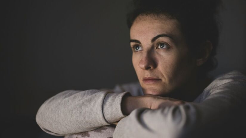 Quando dormir mal se torna uma rotina, a pessoa fica mais vulnerável a quadros como depressão e ansiedade e são agravados problemas psicológicos já existentes. Uma pesquisa realizada na Universidade de Otago, na Nova Zelândia, revelou que a qualidade de sono é o principal fator modificável para a saúde mental/ engin akyurt/Unsplash