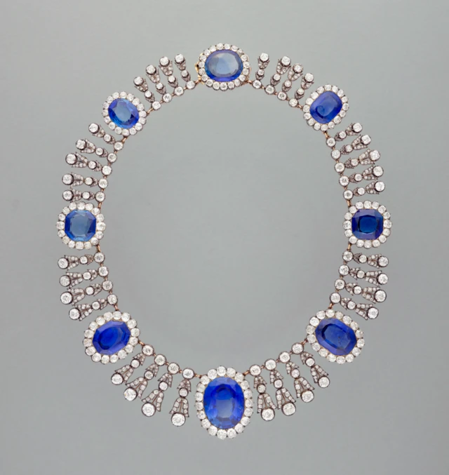 Colar com diamantes e pedras azuis