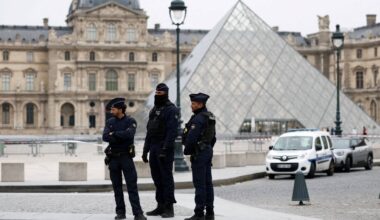 Joias de Napoleão roubadas durante assalto ao museu do Louvre