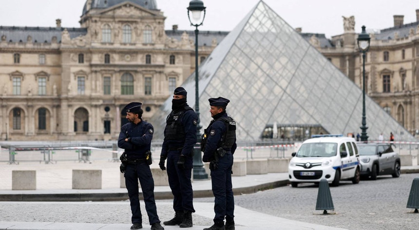 Joias de Napoleão roubadas durante assalto ao museu do Louvre