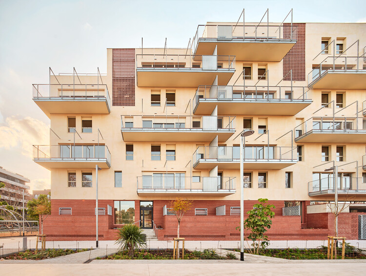Habitação de Interesse Social – DE PEUS A TERRA i el cap pels núvols / Miel Arquitectos + MARMOLBRAVO + MADhel - Fotografia de Exterior, Fachada, Balcão