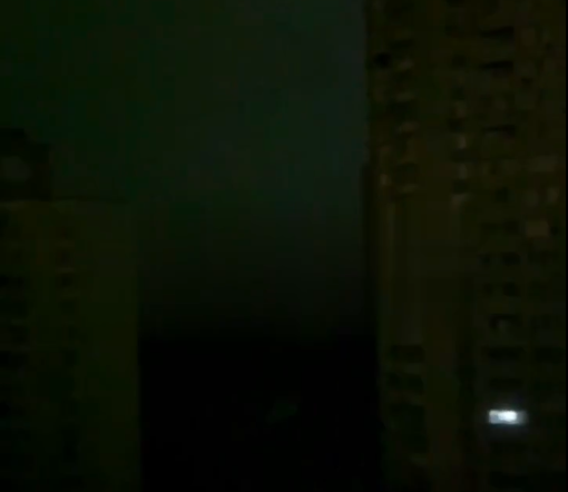 Ataque russo deixa Kiev às escuras e provoca incêndio em prédio residencial