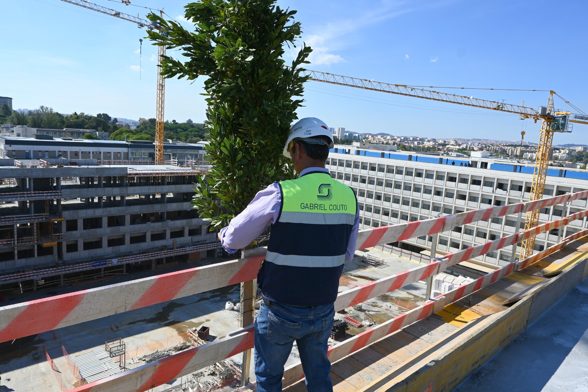 Grupo de famalicão celebra 'pau-de-fileira' em obra milionária em lisboa