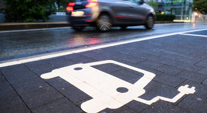 Estudo mostra que carros híbridos plug-in poluem quase tanto como os restantes