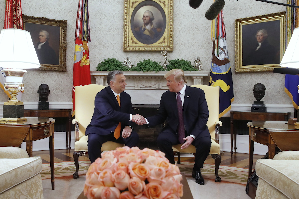 De amigos a inimigos? O "homem durão" Orbán quer fazer frente a Donald Trump