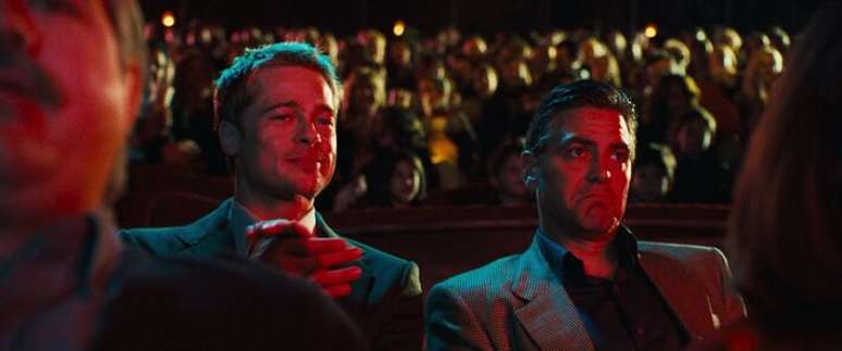 Brad Pitt (esq.) e George Clooney em cena de 'Onze Homens e um Segredo'; nova sequência deve começar a ser filmada em 2026