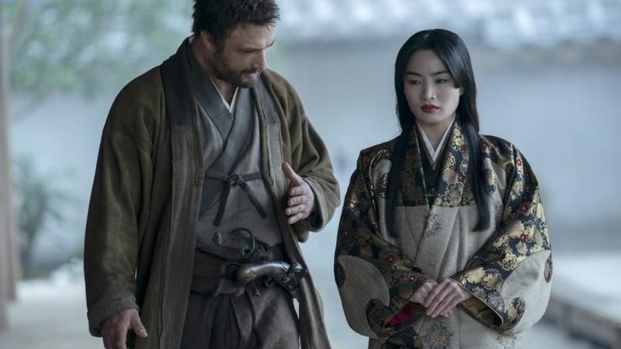 Anna Sawai ao lado de Cosmo Jarvis em Xógum: A Gloriosa Saga do Japão 