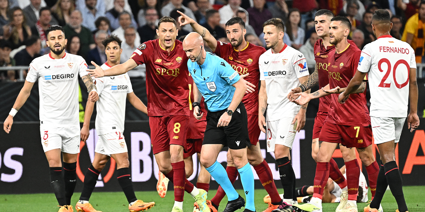 Anthony Taylor culpa José Mourinho pela "pior situação de abuso" que viveu no futebol