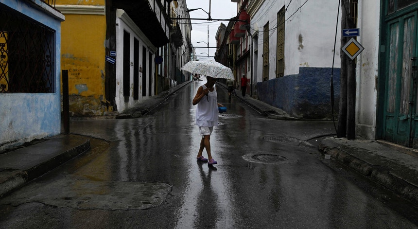 "Extremamente perigoso". Furacão Melissa atinge Cuba após devastar costa da Jamaica