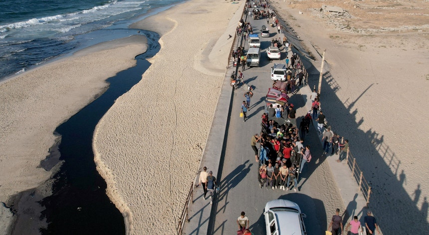 Guerra no Médio Oriente. Mais de 200 mil pessoas regressam ao norte de Gaza