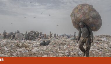 Eles trabalham na maior lixeira de África Ocidental enquanto sonham chegar à Europa | Encontros da Imagem