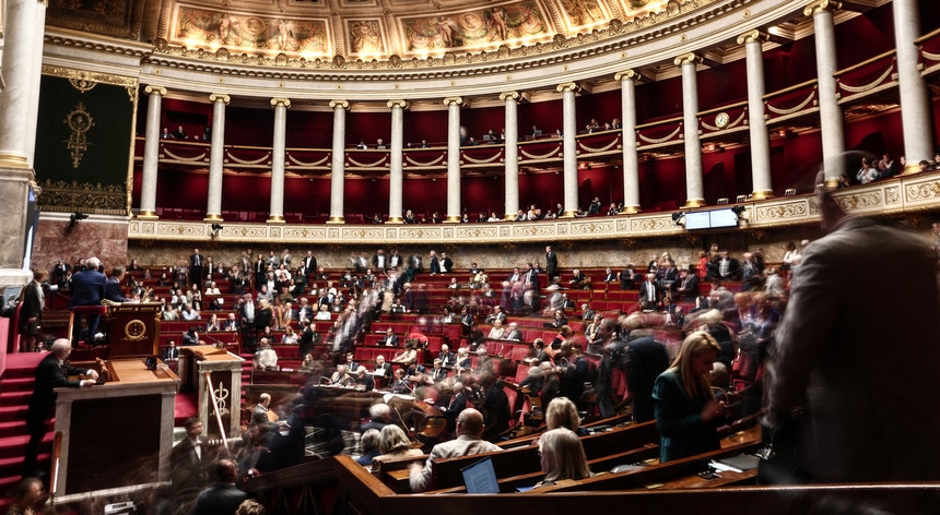 Assembleia francesa rejeita imposto Zucman sobre grandes fortunas