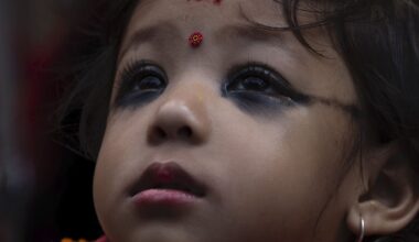 "Ontem era minha filha, hoje é uma deusa". Aryatara, de dois anos, é a nova Kumari