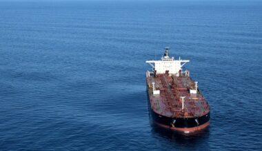 França investiga navio da frota fantasma russa imobilizado ao largo da costa francesa