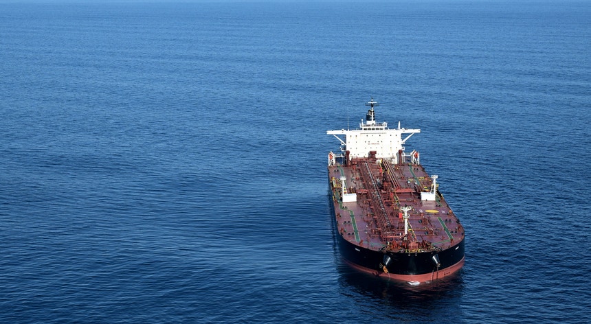 França investiga navio da frota fantasma russa imobilizado ao largo da costa francesa