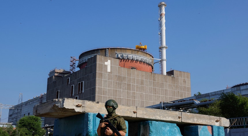 Zelensky adverte para situação "crítica". Central nuclear de Zaporizhia inoperacional há uma semana