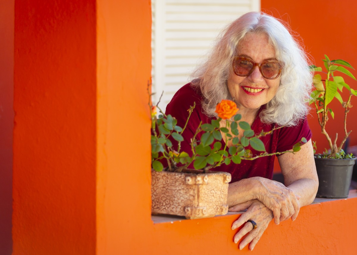 Ana Terra lança livro que celebra 50 anos de carreira e parcerias com Ângela Ro Ro, Milton Nacimento e outros