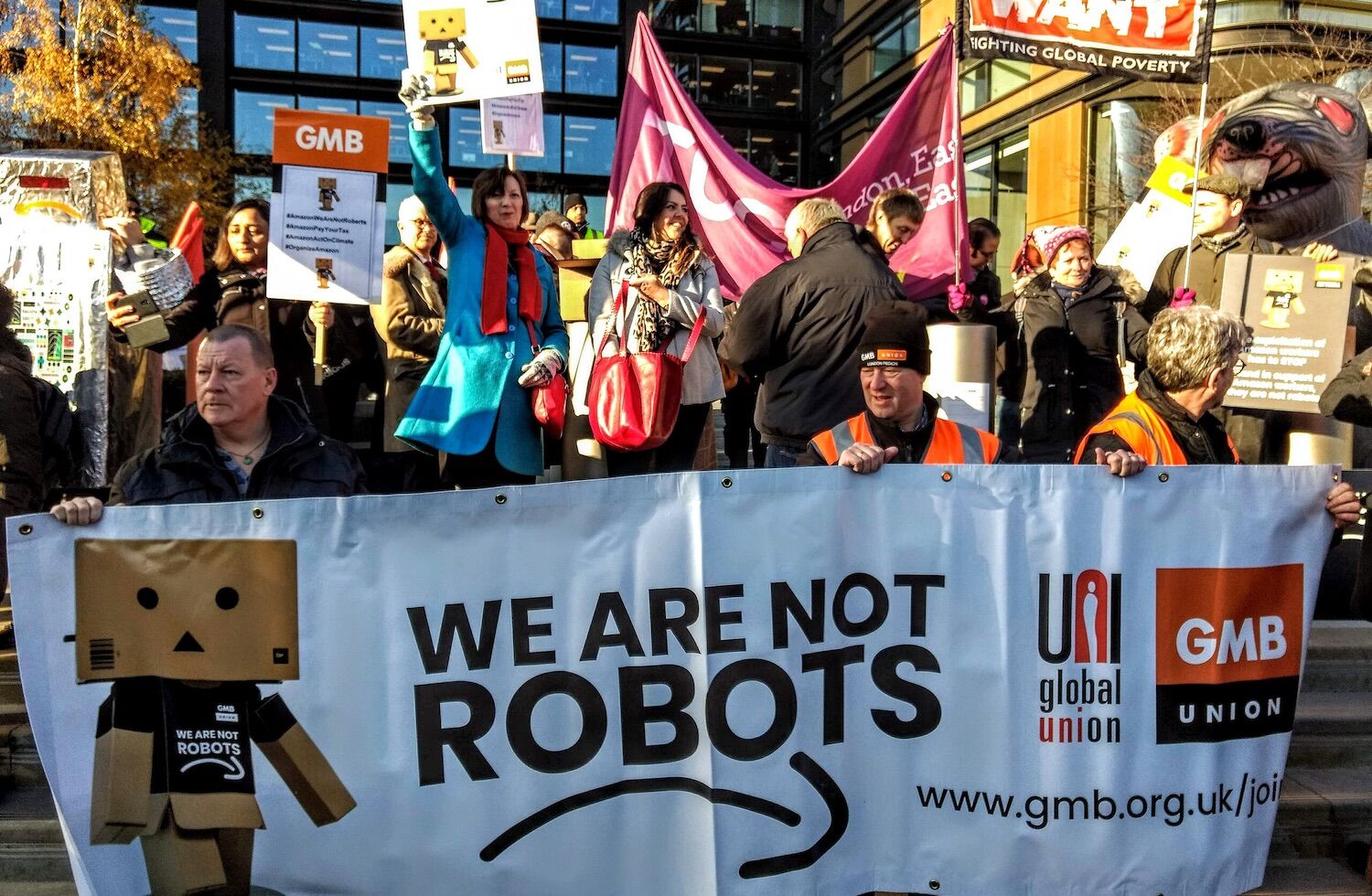 Amazon vai substituir mais de 600.000 postos de trabalho por "cobots"