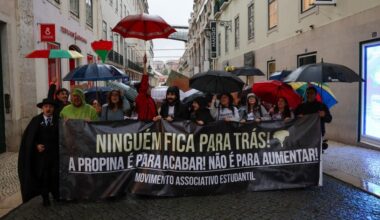 Centenas de estudantes manifestam-se em Lisboa contra o aumento das propinas