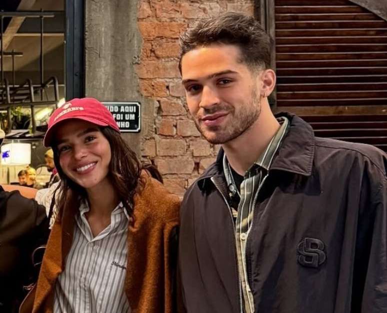 Bruna Marquezine e João Guilherme juntos durante almoço com amigos em restaurante em São Paulo Bruna Marquezine e João Guilherme juntos durante almoço com amigos em restaurante em São Paulo