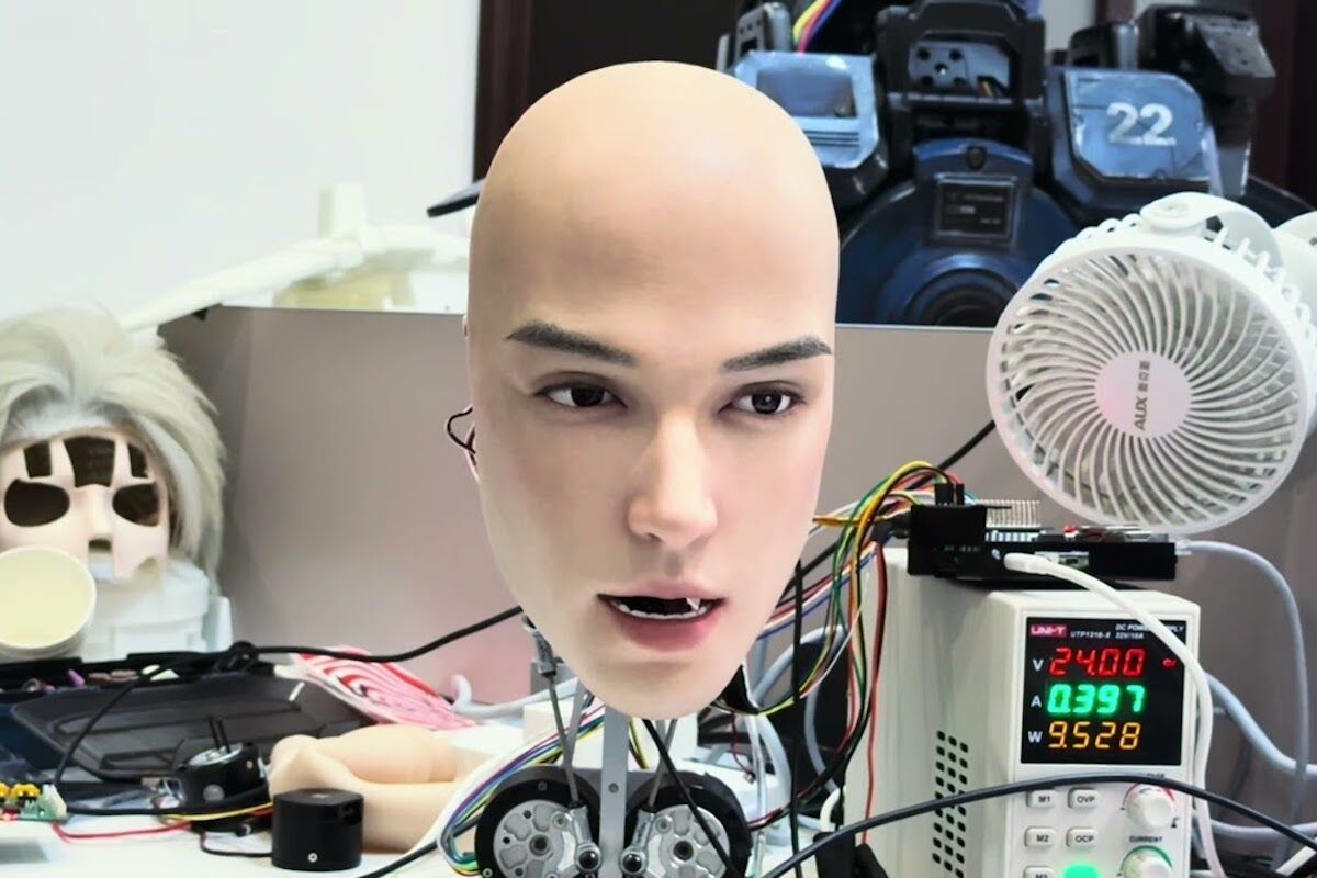 Chineses criam uma cabeça de robô ultrarrealista. É assustadora: pisca, contorce-se, acena...