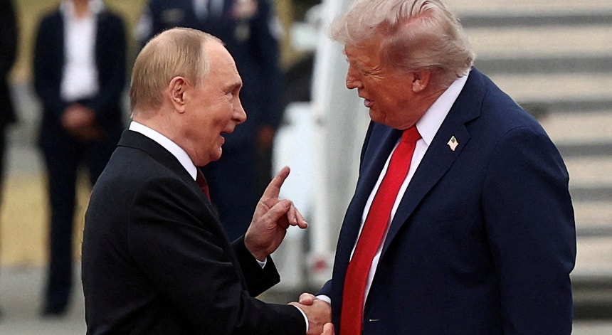 Trump e Putin falam antes da ida de Zelensky à Casa Branca