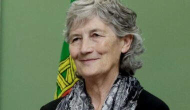 Eurocética e apoiante feroz da Palestina. Quem é Catherine Connolly, a nova presidente da Irlanda?