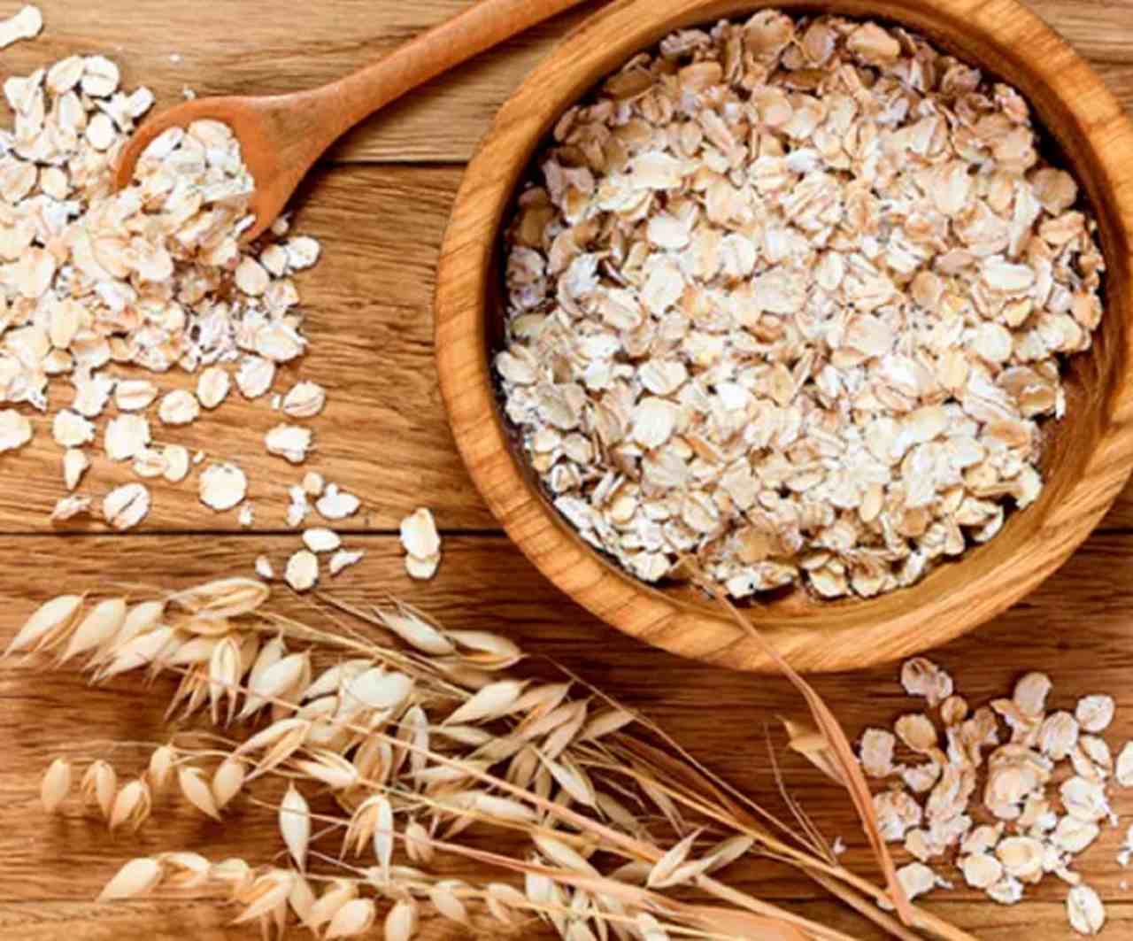 O farelo de aveia é rico em fibras alimentares, fato que ajuda a apoiar a função intestinal saudável. De fato, apenas uma xícara (94 gramas) deste alimento contém impressionantes 14,5 gramas de fibra, sendo 1,5 vezes a mais que a aveia, flocos ou farinha.-Divulgação