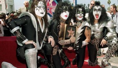Gene Simmons e Paul Stanley prestam homenagem ao guitarrista do Kiss, Ace Frehley