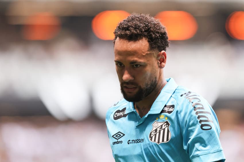 Neymar ainda não sabe se continuará no Santos (Foto: Gilson Lobo/AGIF)
