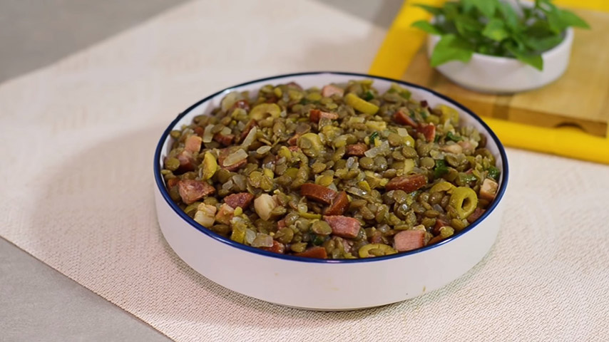 As fibras que ajudam podem ser encontradas em alimentos de origem vegetal, como frutas, verduras e legumes, além de leguminosas, como feijões, lentilha e grão de bico, cereais integrais, como arroz, trigo, centeio e aveia. -- Reprodução Youtube