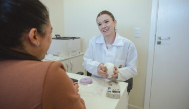 Saúde de Biguaçu promove ação integrada do Outubro Rosa e Dia D de Multivacinação