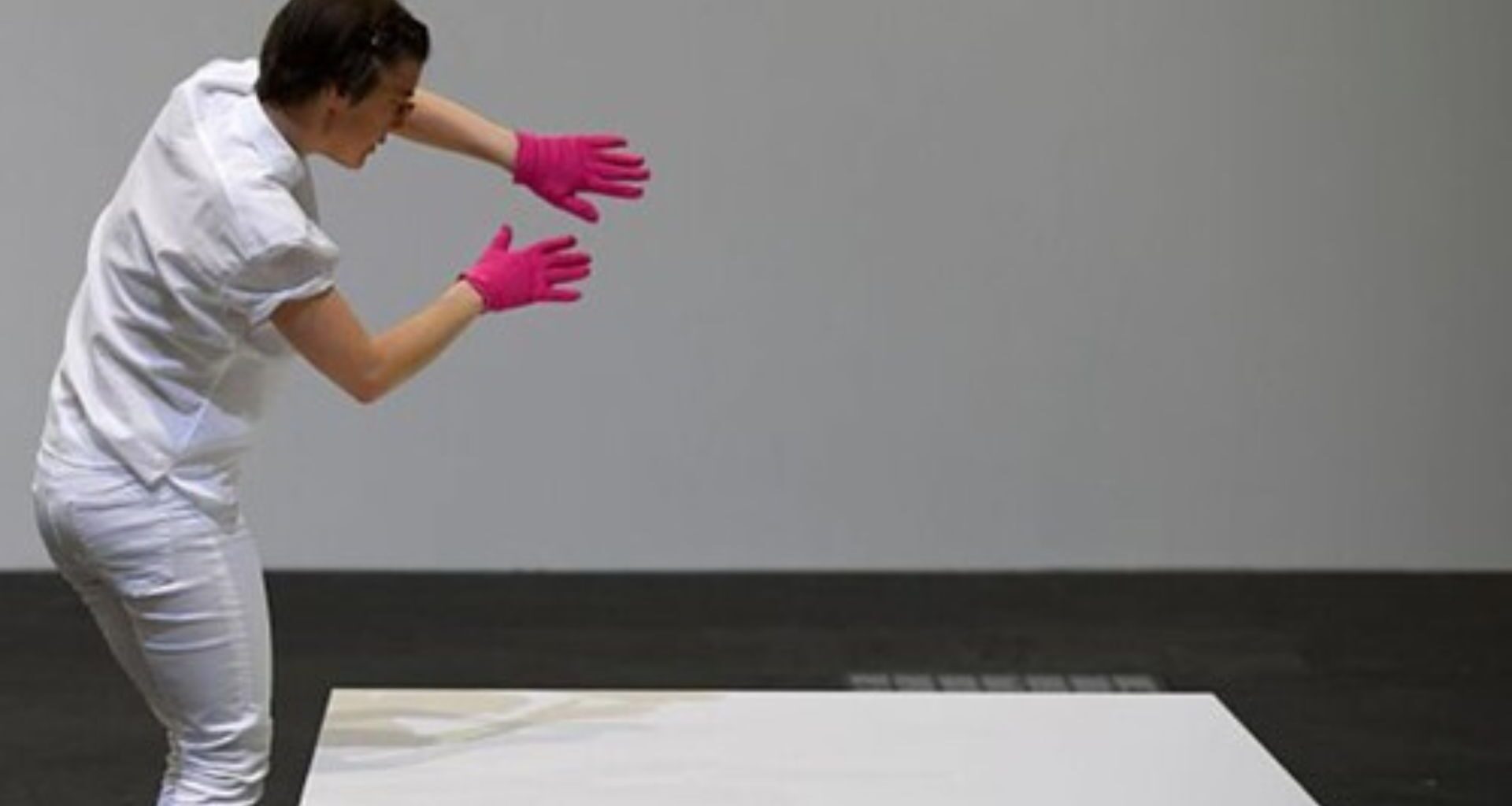 Artista vende escultura invisível feita de ar e espírito por R$ 87 mil