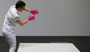 Artista vende escultura invisível feita de ar e espírito por R$ 87 mil