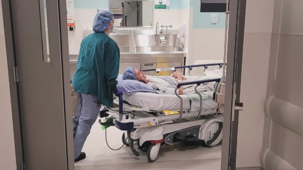 Atriz da DC Comics revela diagnóstico de câncer e faz alerta Lição de ouvir o seu corpo (1)