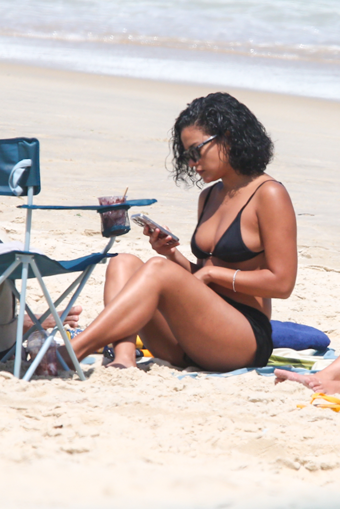 Bella Campos renova o bronzeado na praia - Foto: Dilson Silva / AgNews