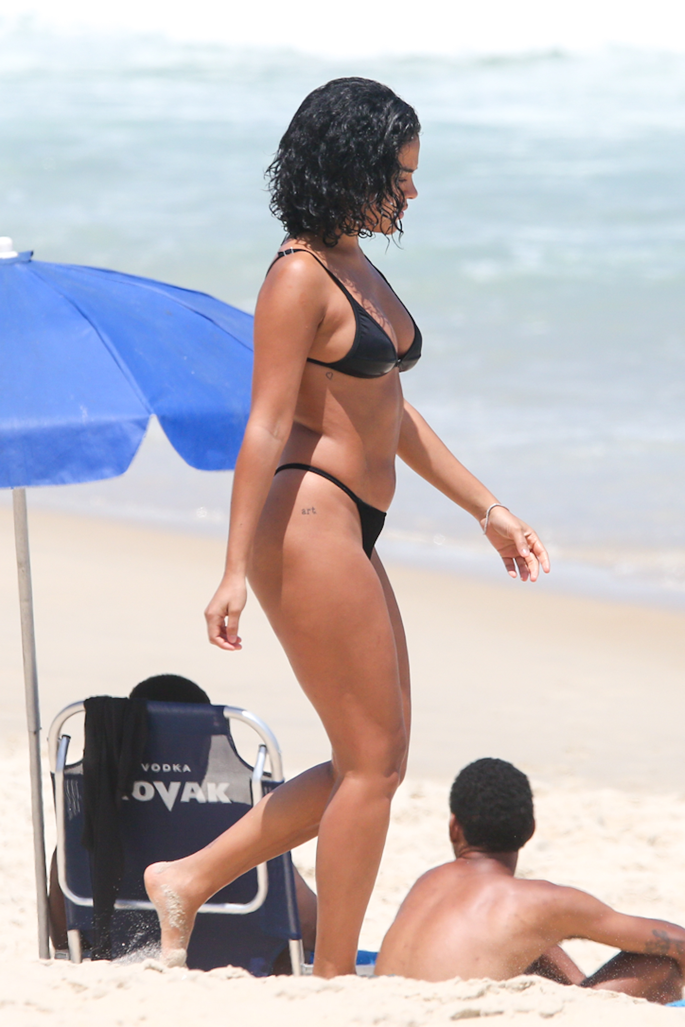 Bella Campos renova o bronzeado na praia - Foto: Dilson Silva / AgNews