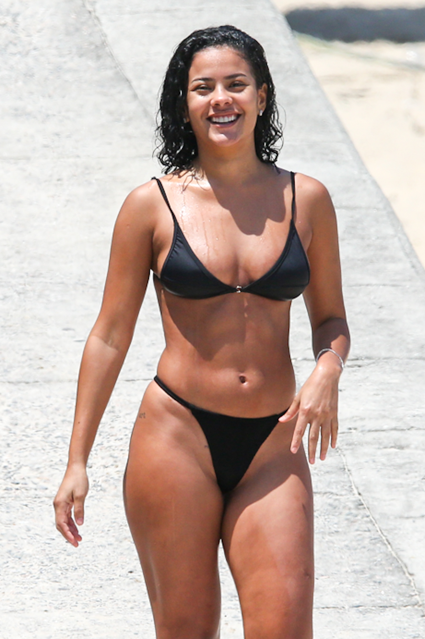 Bella Campos renova o bronzeado na praia - Foto: Dilson Silva / AgNews