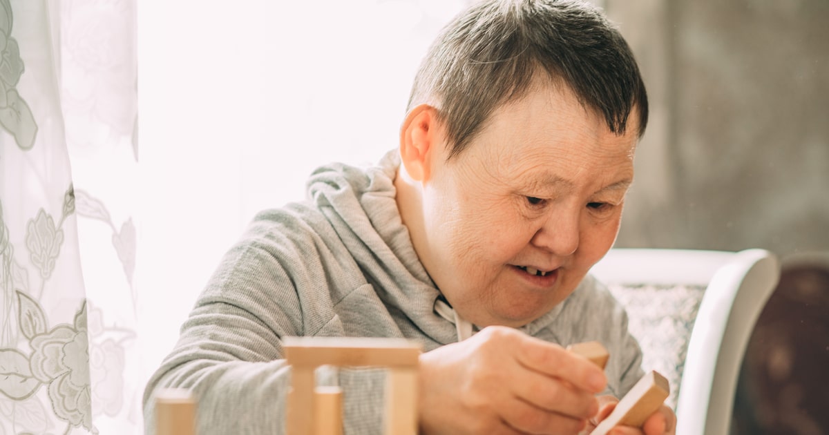 Estudo encontra nova explicação para a alta prevalência de Alzheimer entre quem tem síndrome de Down