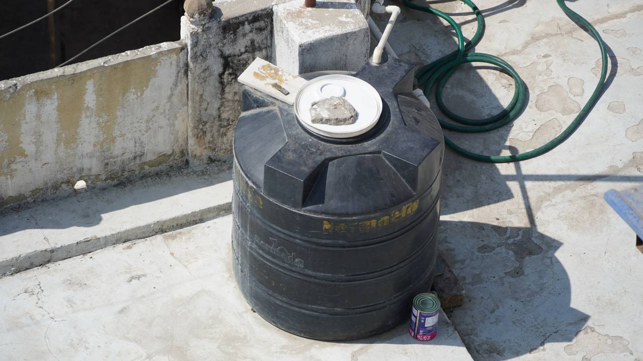Caixas d’água pretas se tornam tendência em todo o país