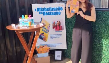 Professora de Capivari de Baixo lança livro sobre prática docente - Início