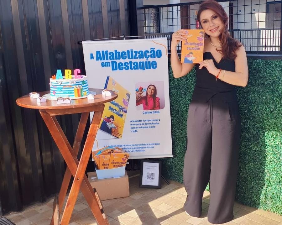 Professora de Capivari de Baixo lança livro sobre prática docente - Início