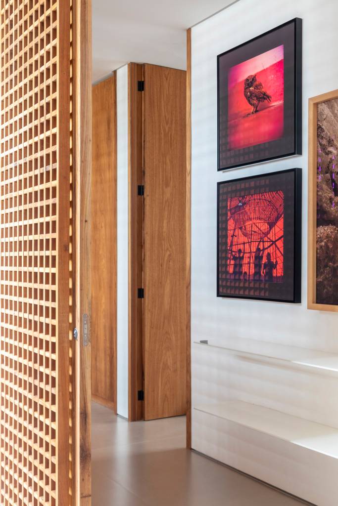 Casa e galeria de arte? Projeto de Dois Arquitetura cria espaço para casal expor mais de 300 obras.