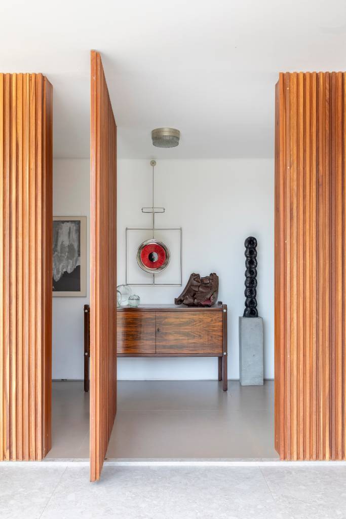 Casa e galeria de arte? Projeto de Dois Arquitetura cria espaço para casal expor mais de 300 obras.