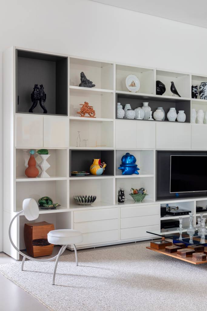 Casa e galeria de arte? Projeto de Dois Arquitetura cria espaço para casal expor mais de 300 obras.