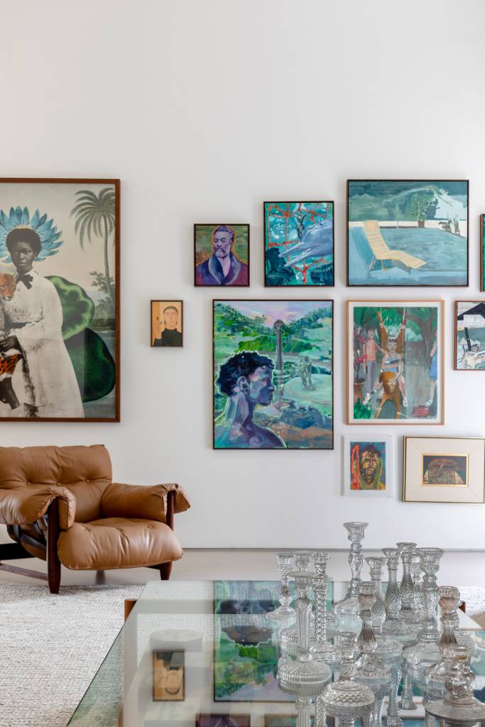 Casa e galeria de arte? Projeto de Dois Arquitetura cria espaço para casal expor mais de 300 obras.